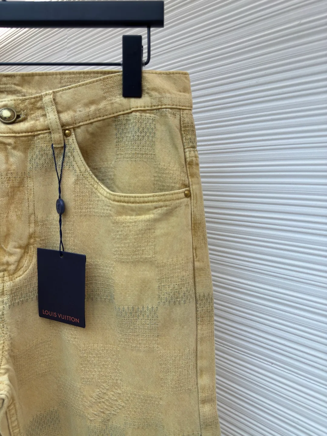 LOUIS VUITTON turquoise denim trousers ●Authentic product: Purchased and developed by 14570 ●Item number: 1680008-B40 ●Material: denim fabric ●Technology: jacquard production ●Version: fitted version ●Weight: about 760 grams ●Size: 30-32-34-36 ●Description: Made of custom-woven denim denim, custom-dyed with counter-color indigo effect to make 3D checkered jacquard process. Through the yarn-dyed jacquard process, various patterns and patterns are woven directly into the fabric during the weaving process, making the surface of the denim appear richer in texture and visual effects. The fabric goes through sand washing process and special dyeing technology! Customized accessories, complete with three standards. The overall wiring is straight and delicate, the fabric is comfortable and soft, and the color is consistent without color difference. It can be matched with the same style to create a fashionable look and control various occasions. Customized accessories, complete with three standards, same style for men and women!